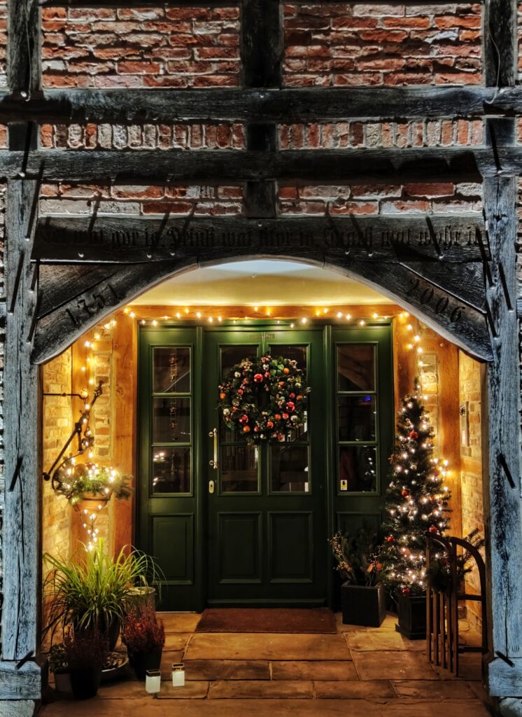 Weihnachtlich geschmückte Tür